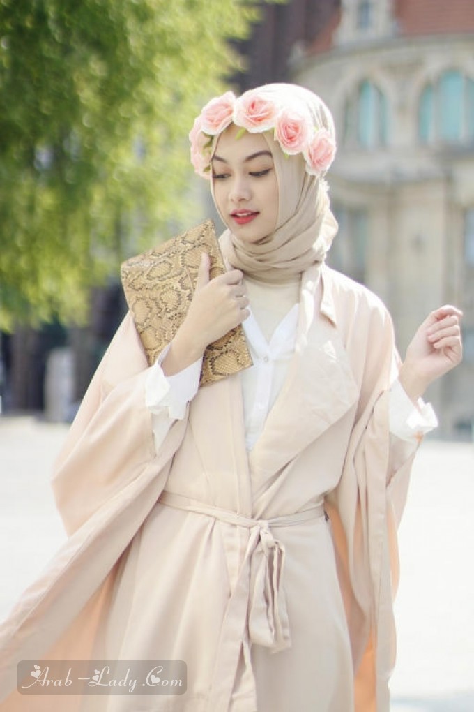 لفات حجاب مزينة بالورود لإطلالة محتشمة مفعمة بالانوثة