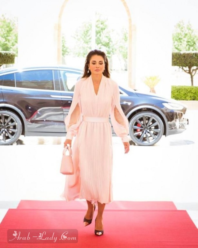 شاهدي أيقونة الموضة العربية الملكة رانيا في اطلالات محتشمة