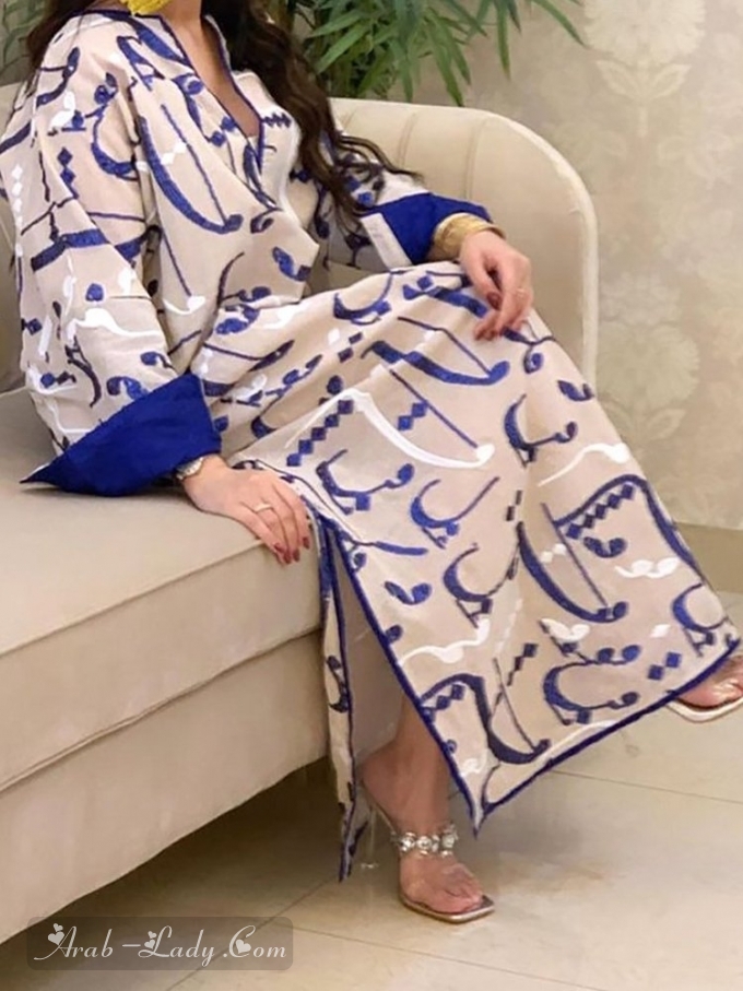 فستان رمضان من الساتان الأبيض مع الأكمام الزرقاء