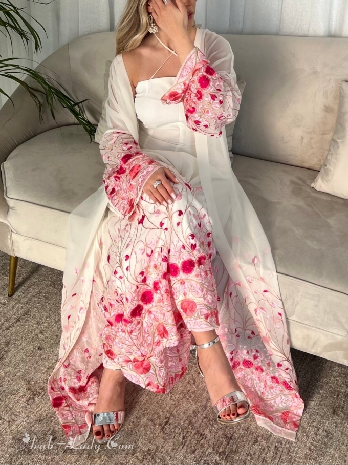 فستان مطبوع وردي وردي + طقم كارديجان شبكي من قطعتين