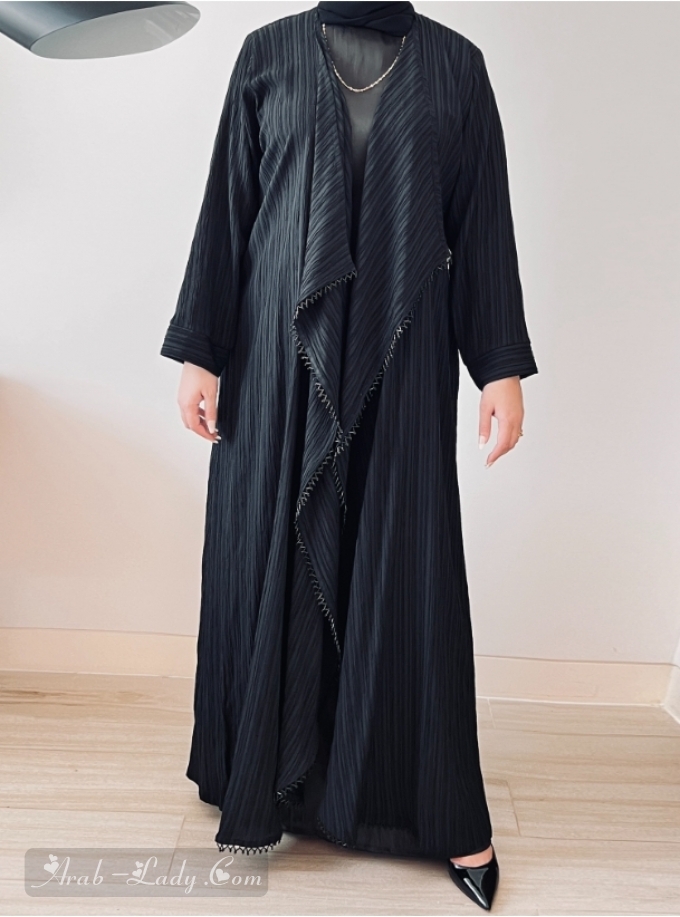 عباية أنيقة من قماش مرن باللون الأسود بتصميم جميل