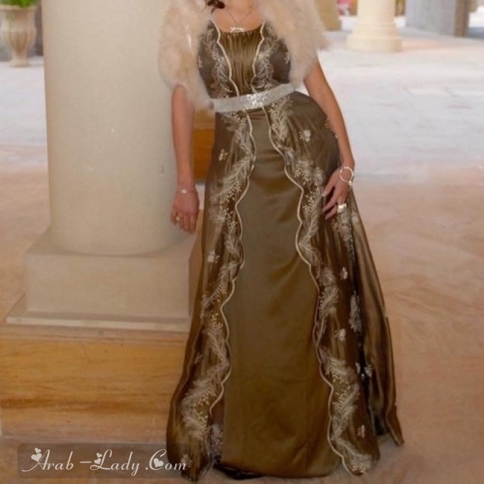 فستان شيفون حريري بيج أخضر زيتوني فاتح مع حرير ساتان مطرز بالخرز الأبيض.