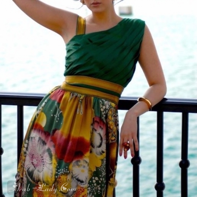كتف غير متماثل أخضر زمردي ، فستان من الساتان مع قاع مطبوع من الساتان والحرير وأحزمة ذهبية.