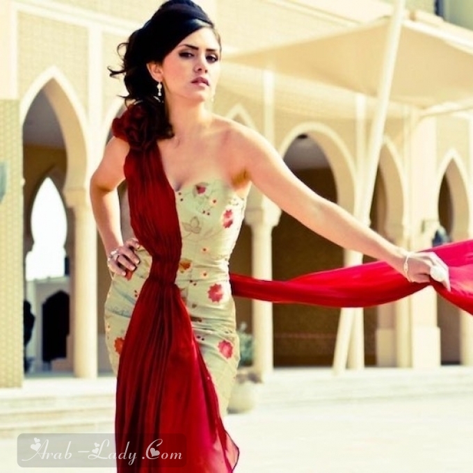 فستان من الساتان غير المتماثل باللون الفستقي مع تطريز الأزهار باللون الأحمر والوردي والأخضر مع لوحة شيفون حمراء من الحرير.
