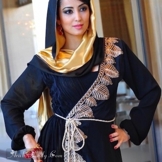 عباية فستان أسود وذهبي غير متماثل مصنوع من الكريب والحرير والشيفون والتطريز الذهبي