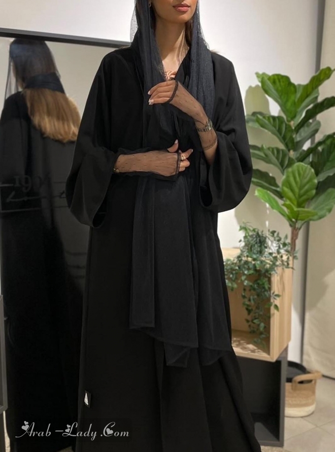عباية باللون الأسود من قماش الكريب مع قفازات قابلة للإزالة و شيلة متناسقة