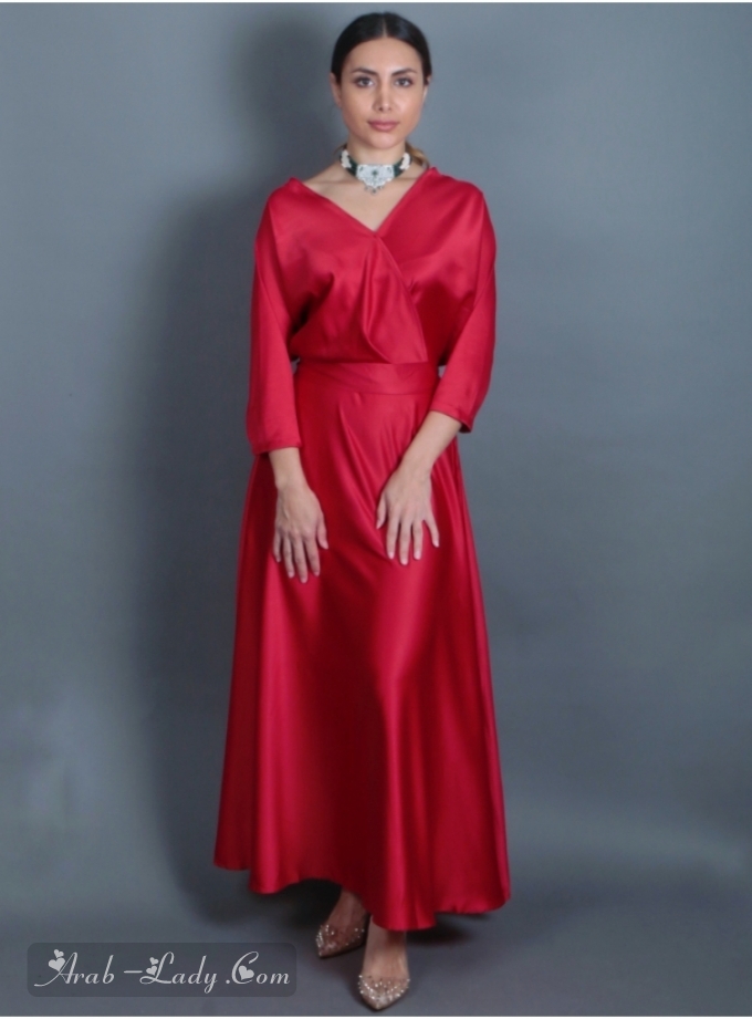 فستان بتصميم بسيط ومميز من قماش كريب ساتان باللون الأحمر مع حزام خصر متناسق لإطلالة جذابة
