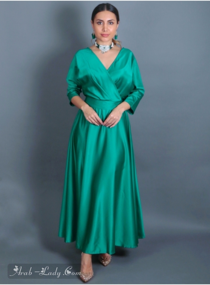 فستان أنيق بتصميم بسيط ومميز من قماش كريب مع حزام خصر متناسق لإطلالة متميزة