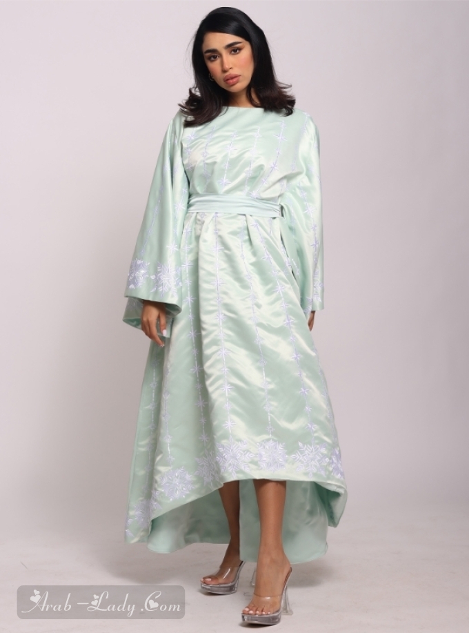 فستان فاخر الازرق الثلجي مطرز بنقشة هندسية رقيقة وانيقة من توقيع المصمم الخاص لاطلالة جذابة