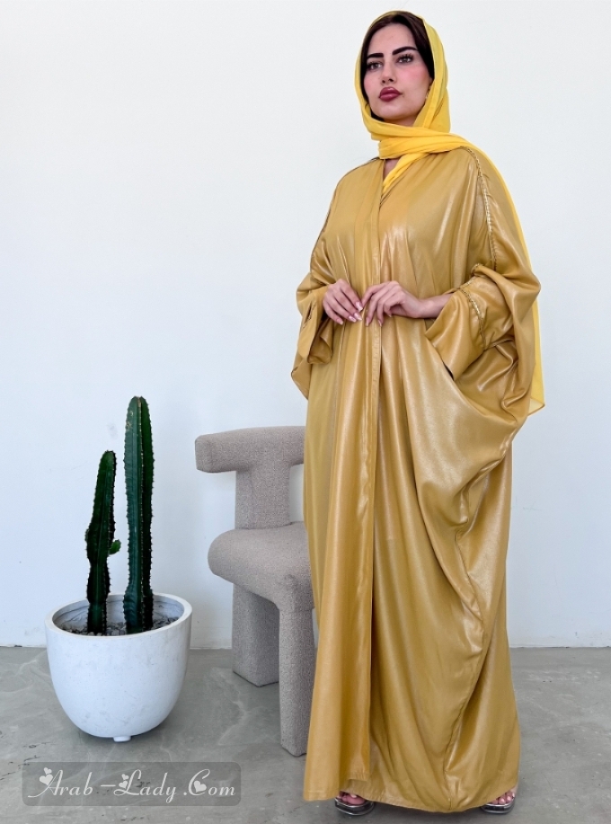 عباية بشت مزخرفة باللون الأصفر مع الحجاب.